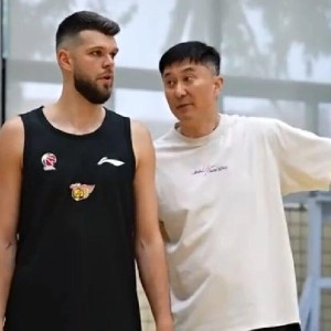 必赢体育-广东男篮积极备战，杜锋指导拉科塞维奇，徐杰胡明轩状态出色
